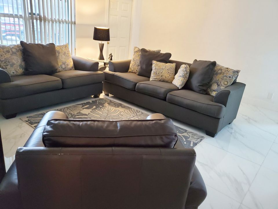 For Sale: $470,000 (4 beds, 2 baths, 1320 Square Feet)