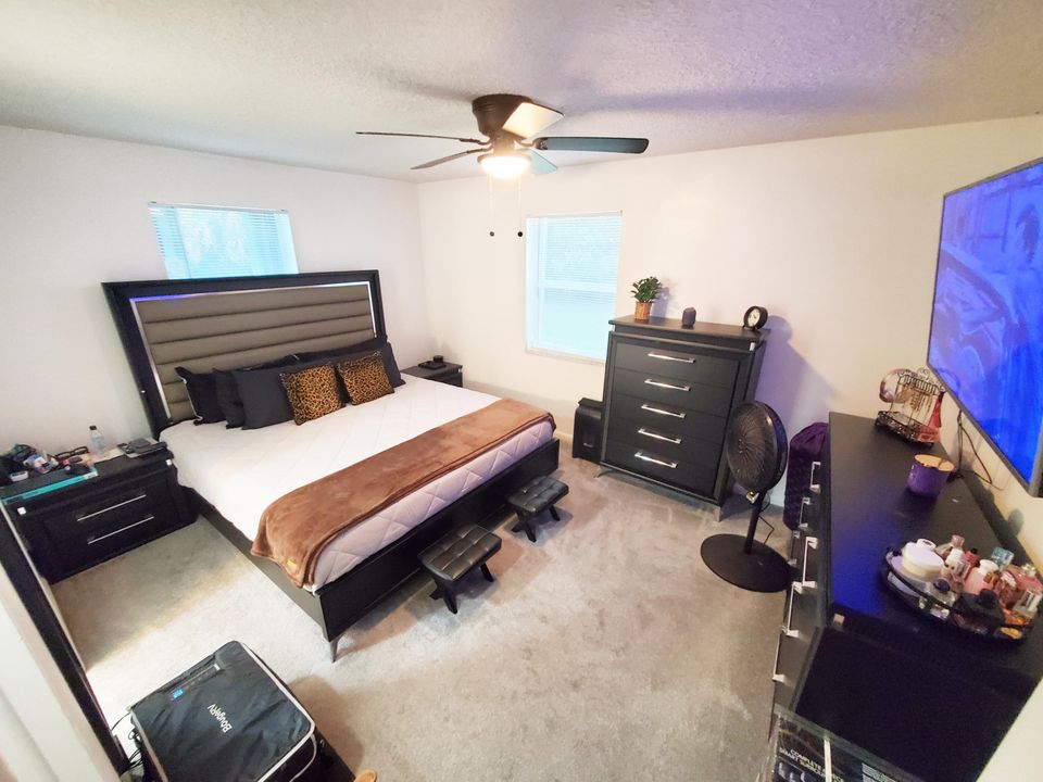 For Sale: $470,000 (4 beds, 2 baths, 1320 Square Feet)