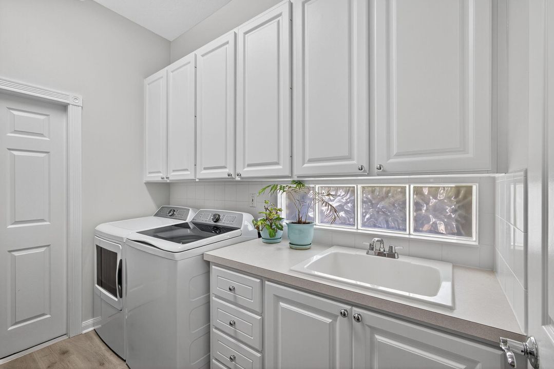 For Sale: $899,000 (4 beds, 3 baths, 2493 Square Feet)