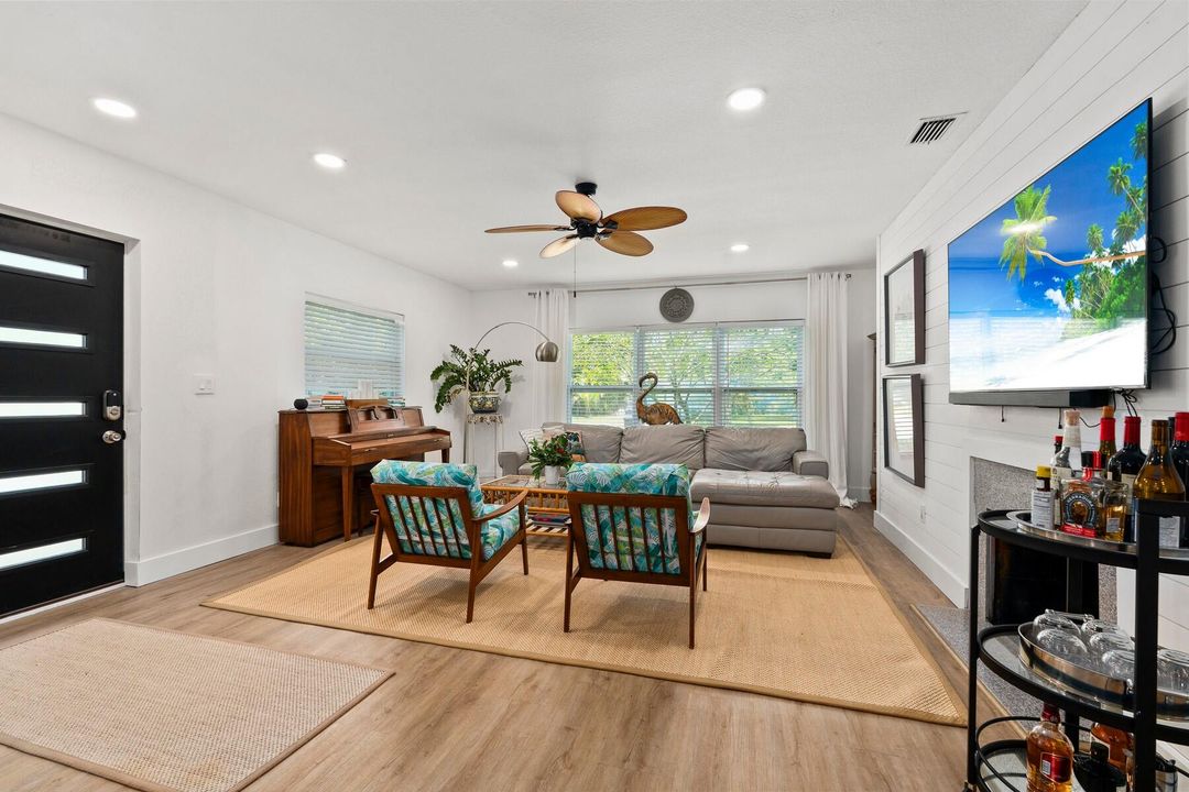 For Sale: $375,000 (1 beds, 2 baths, 1694 Square Feet)