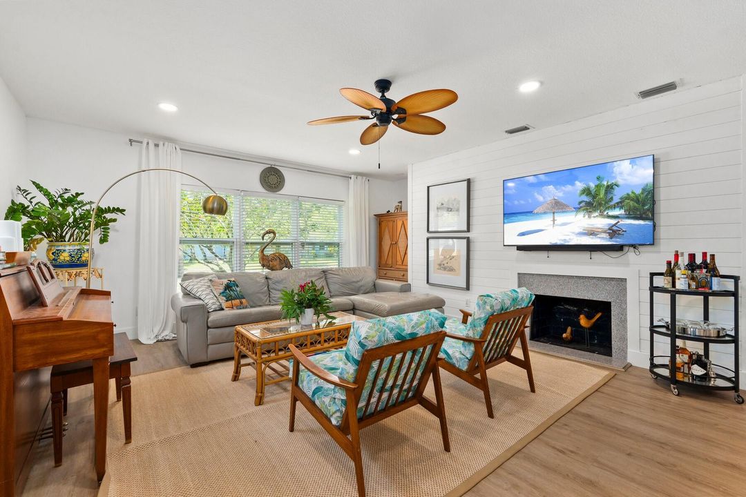 For Sale: $375,000 (1 beds, 2 baths, 1694 Square Feet)