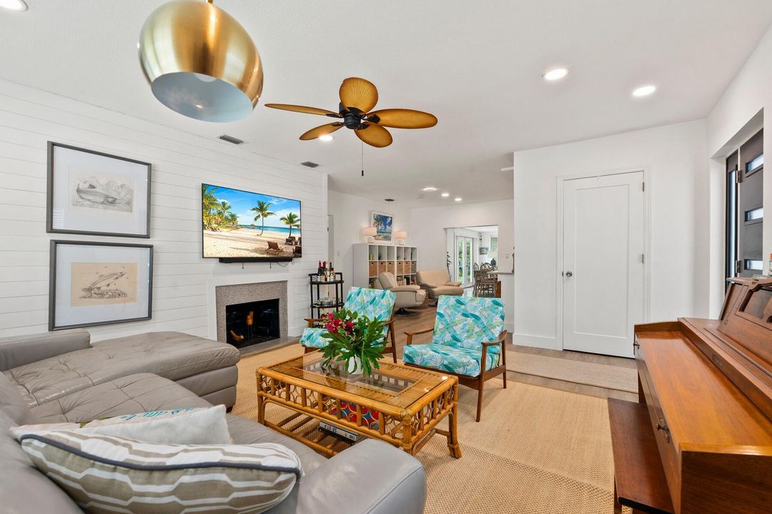 For Sale: $375,000 (1 beds, 2 baths, 1694 Square Feet)