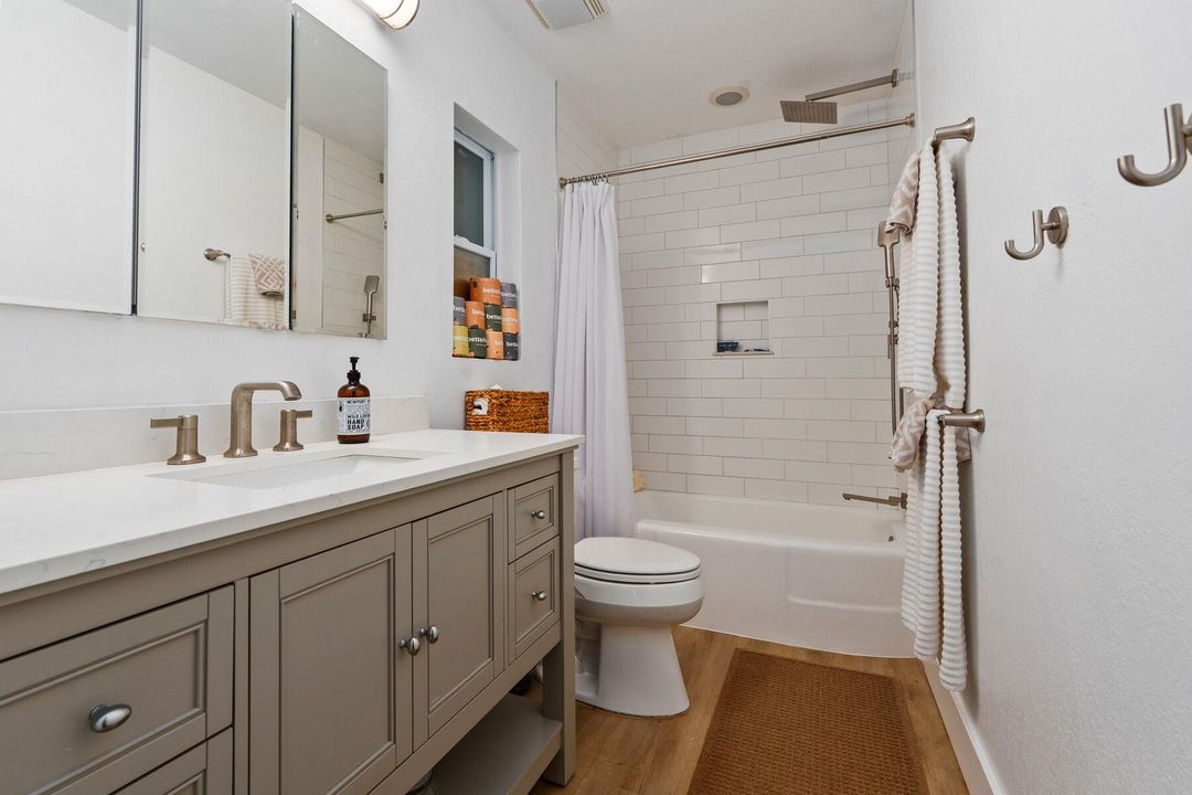 For Sale: $375,000 (1 beds, 2 baths, 1694 Square Feet)