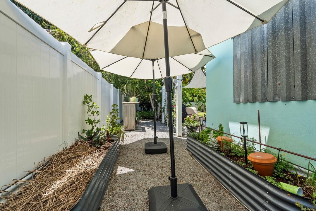 For Sale: $375,000 (1 beds, 2 baths, 1694 Square Feet)