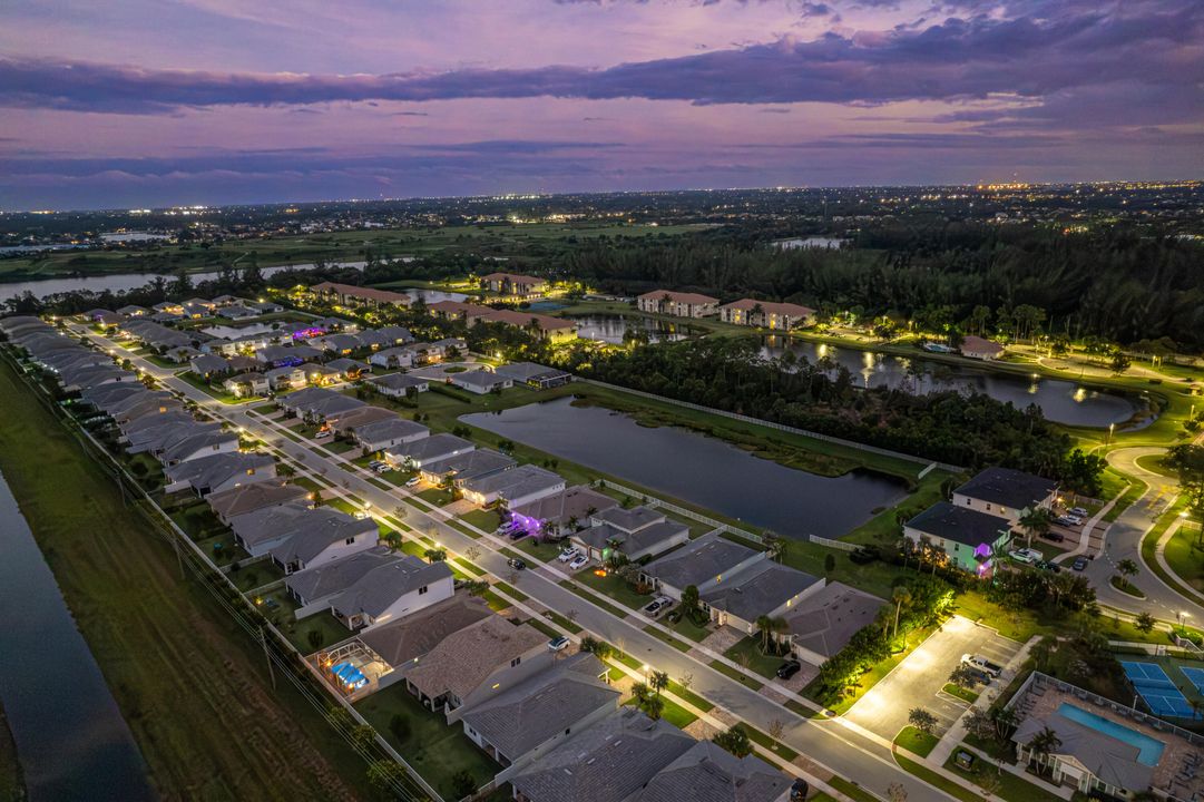 For Sale: $975,000 (3 beds, 2 baths, 1950 Square Feet)