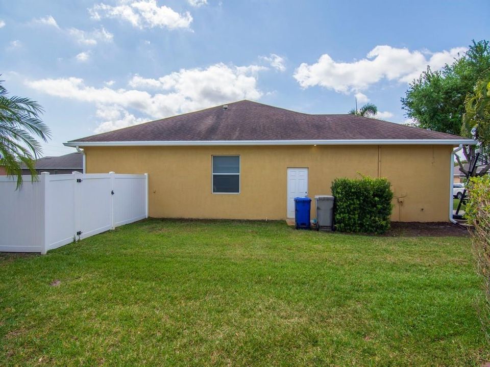 En Renta: $2,750 (4 camas, 2 baños, 2400 Pies cuadrados)