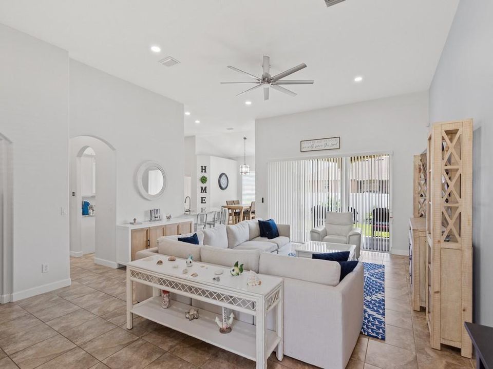 En Renta: $2,750 (4 camas, 2 baños, 2400 Pies cuadrados)