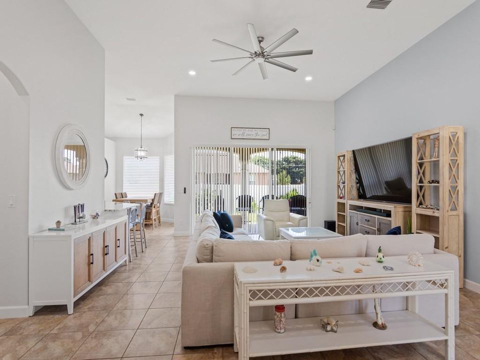 En Renta: $2,750 (4 camas, 2 baños, 2400 Pies cuadrados)