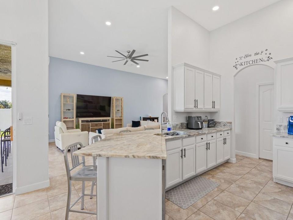 En Renta: $2,750 (4 camas, 2 baños, 2400 Pies cuadrados)