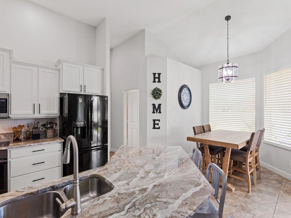 En Renta: $2,750 (4 camas, 2 baños, 2400 Pies cuadrados)