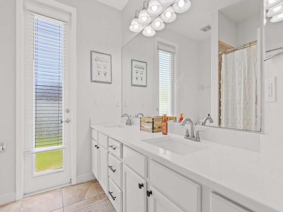 En Renta: $2,750 (4 camas, 2 baños, 2400 Pies cuadrados)