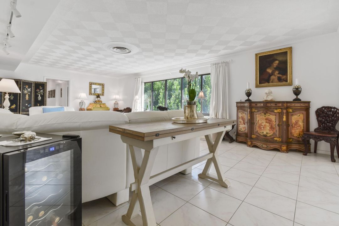 合同活跃: $2,495,000 (3 贝兹, 2 浴室, 2228 平方英尺)