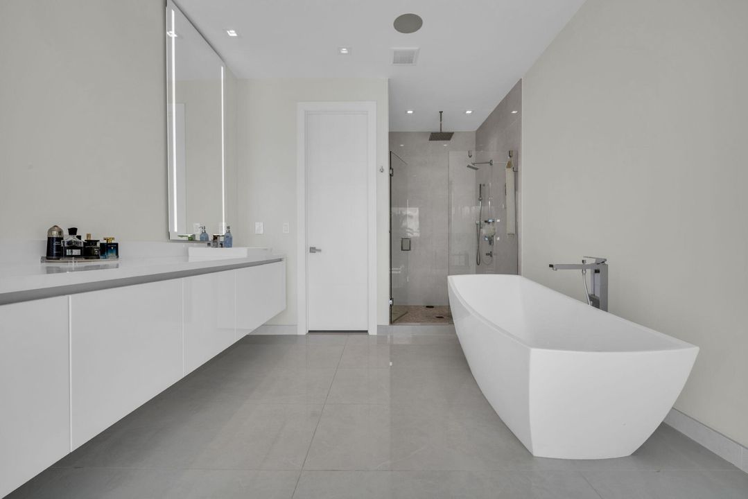 Activo con contrato: $3,250,000 (5 camas, 6 baños, 5293 Pies cuadrados)