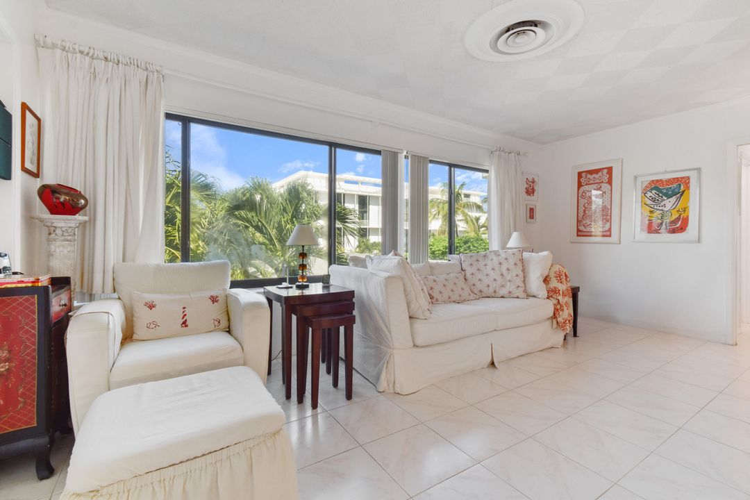 合同活跃: $2,495,000 (3 贝兹, 2 浴室, 2228 平方英尺)