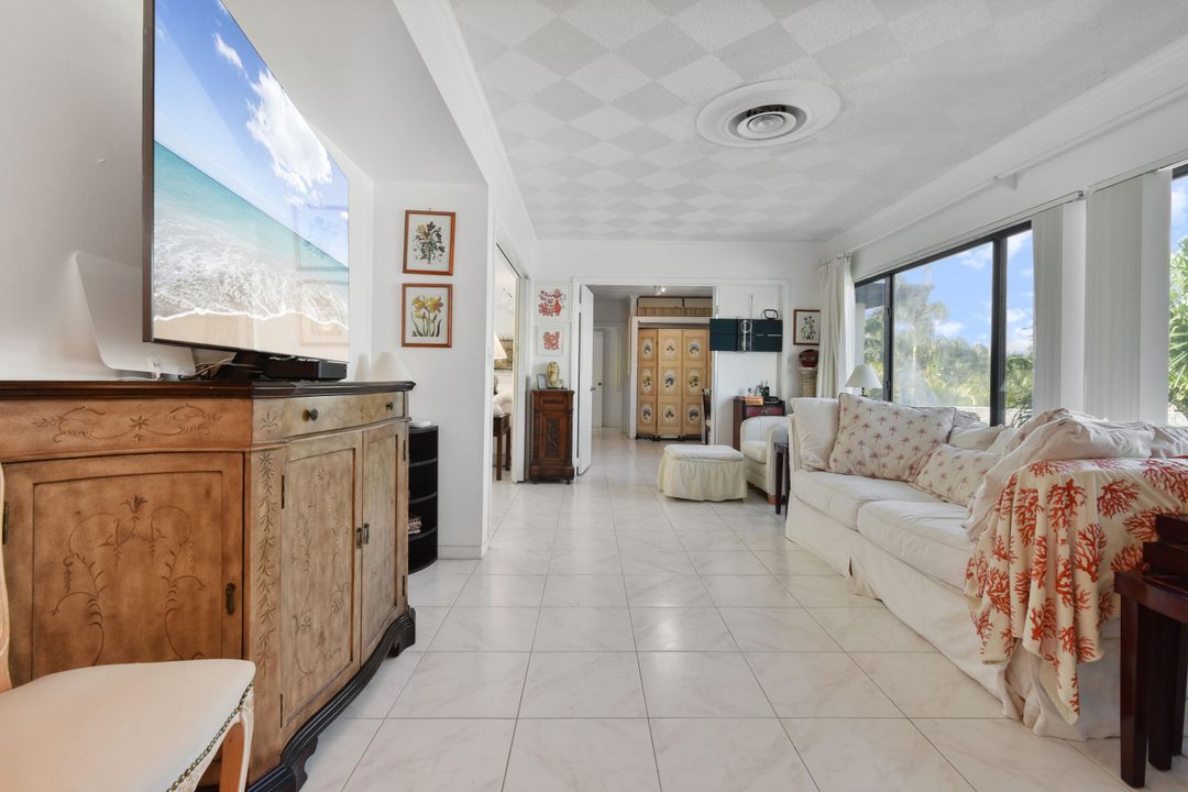 合同活跃: $2,495,000 (3 贝兹, 2 浴室, 2228 平方英尺)