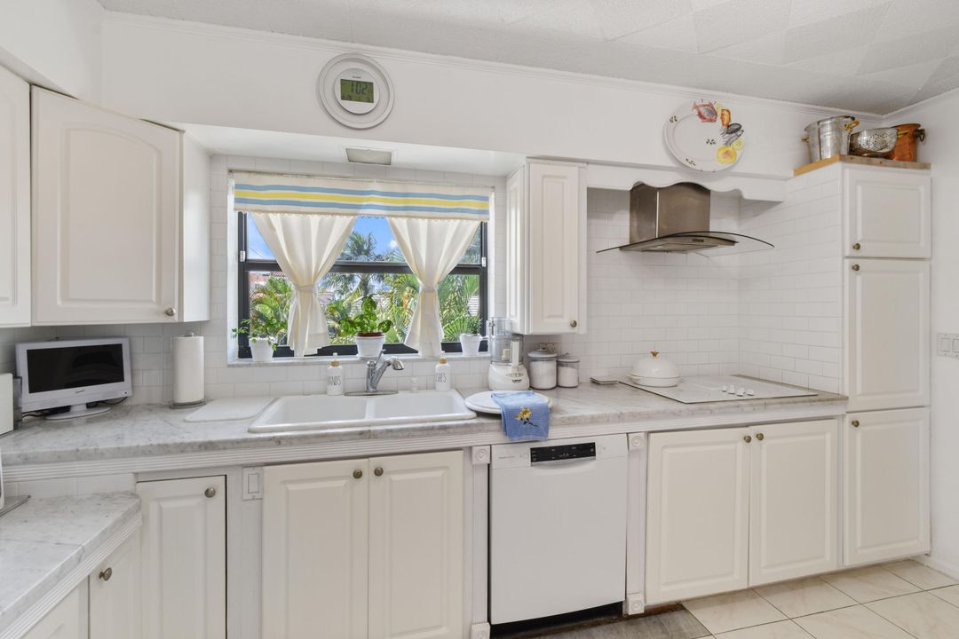 合同活跃: $2,495,000 (3 贝兹, 2 浴室, 2228 平方英尺)