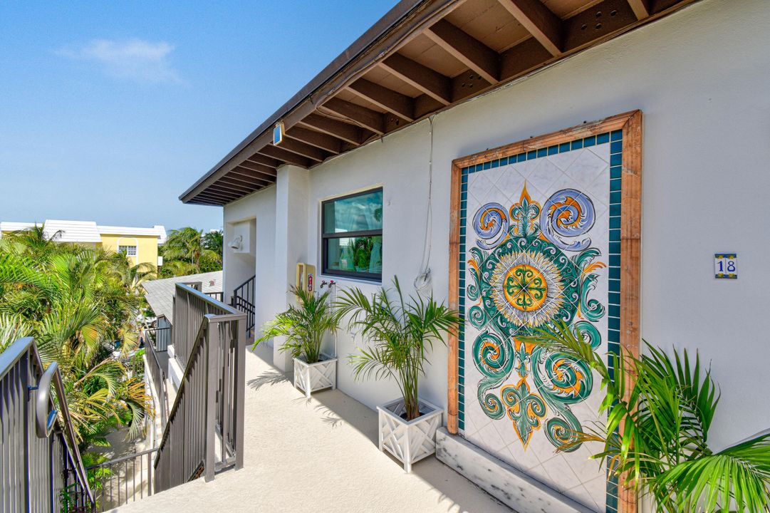 合同活跃: $2,495,000 (3 贝兹, 2 浴室, 2228 平方英尺)