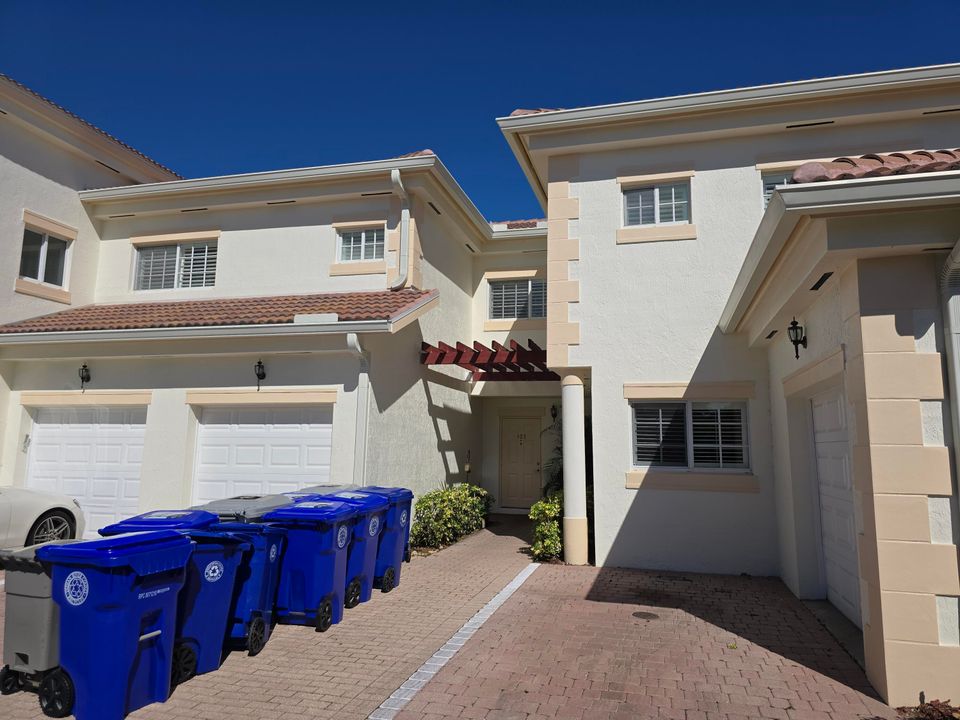 For Sale: $180,000 (2 beds, 2 baths, 1095 Square Feet)