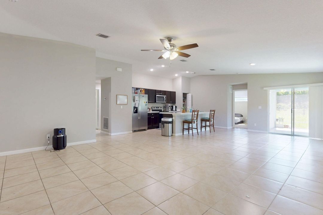 Под контрактом: $335,000 (4 спален, 2 ванн, 1821 Квадратных фут)