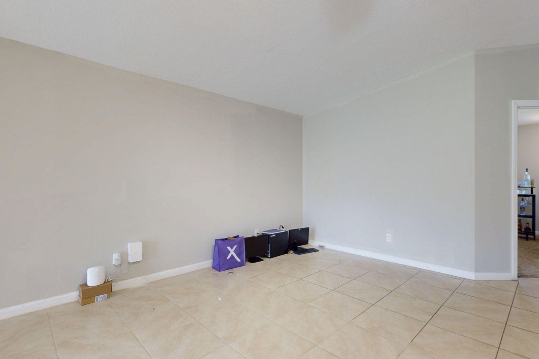 Под контрактом: $335,000 (4 спален, 2 ванн, 1821 Квадратных фут)