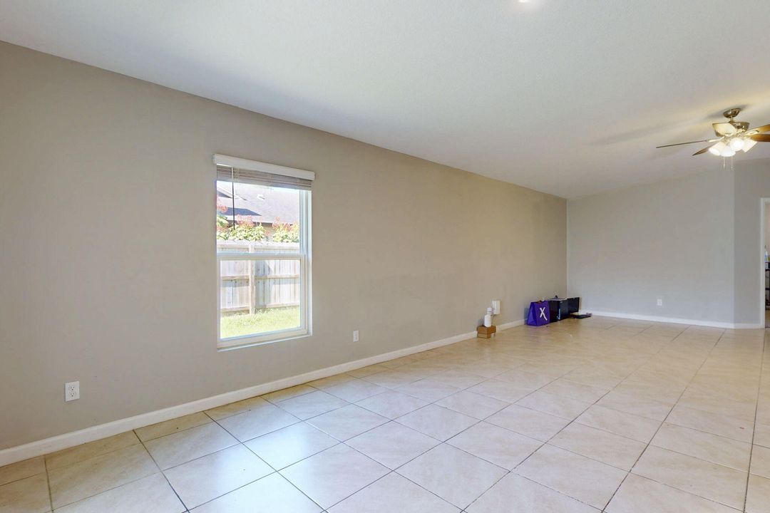 Под контрактом: $335,000 (4 спален, 2 ванн, 1821 Квадратных фут)