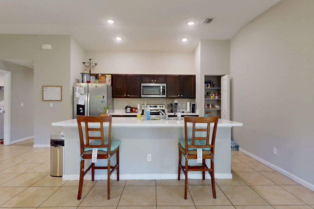 Под контрактом: $335,000 (4 спален, 2 ванн, 1821 Квадратных фут)