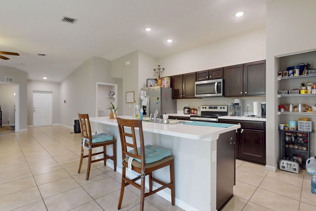 Под контрактом: $335,000 (4 спален, 2 ванн, 1821 Квадратных фут)