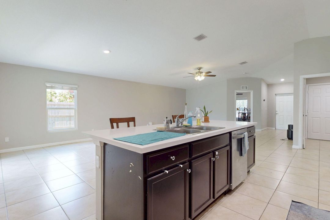 Под контрактом: $335,000 (4 спален, 2 ванн, 1821 Квадратных фут)