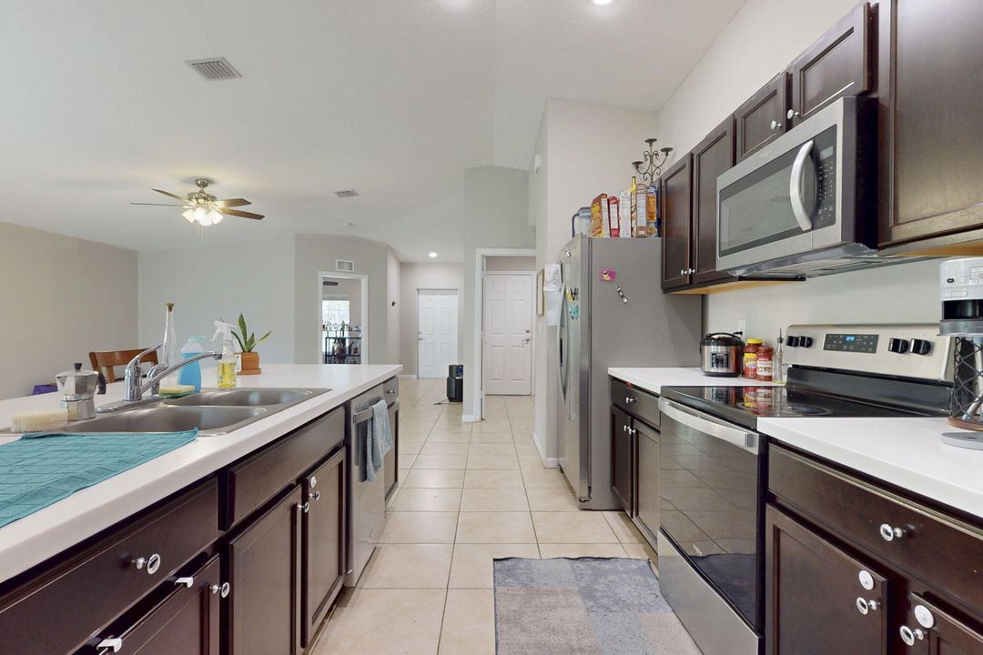 Под контрактом: $335,000 (4 спален, 2 ванн, 1821 Квадратных фут)