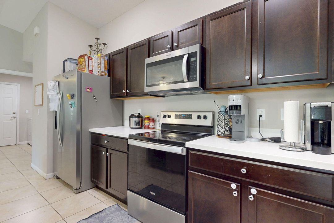 Под контрактом: $335,000 (4 спален, 2 ванн, 1821 Квадратных фут)