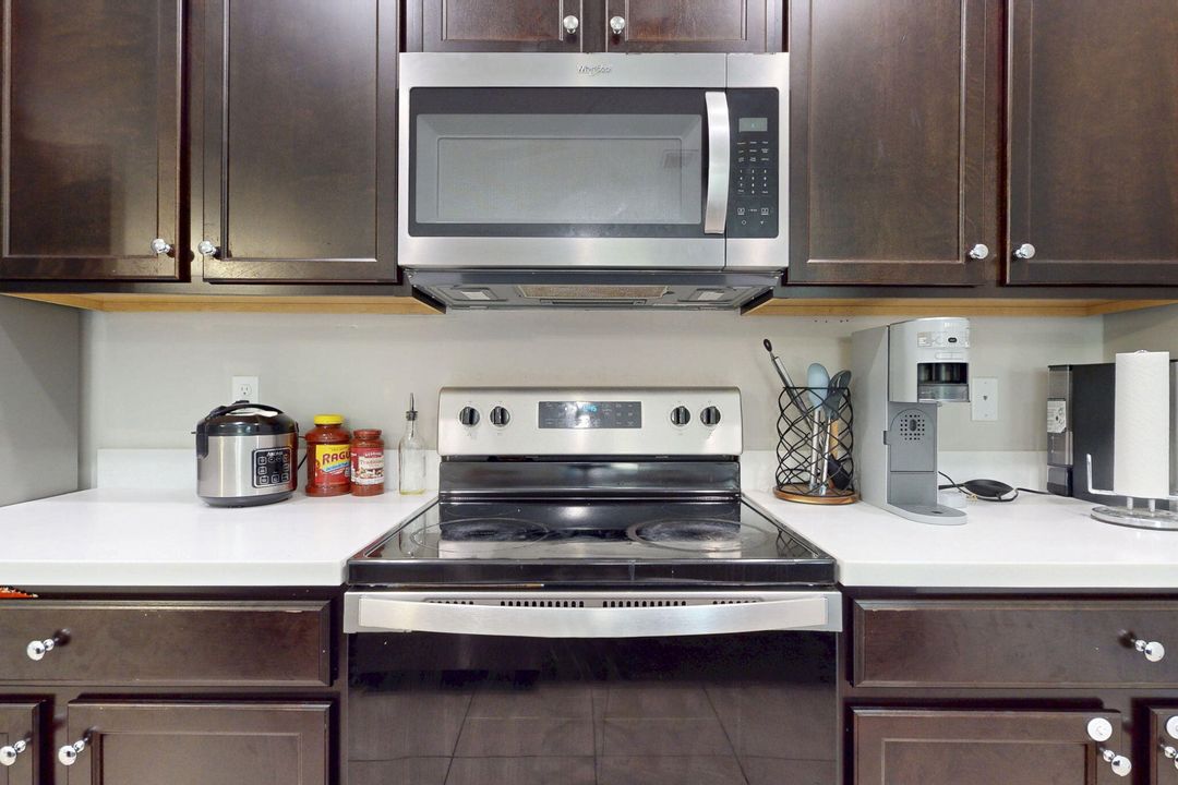 Под контрактом: $335,000 (4 спален, 2 ванн, 1821 Квадратных фут)