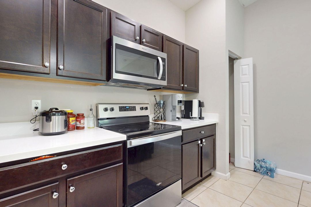 Под контрактом: $335,000 (4 спален, 2 ванн, 1821 Квадратных фут)