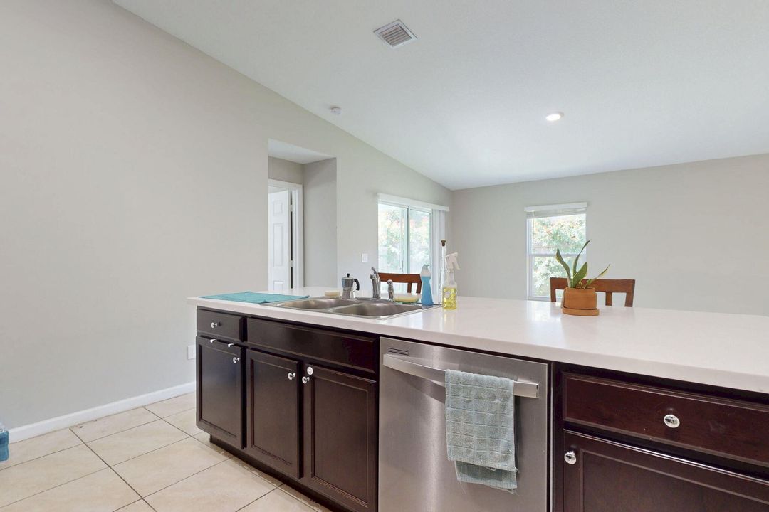 Под контрактом: $335,000 (4 спален, 2 ванн, 1821 Квадратных фут)