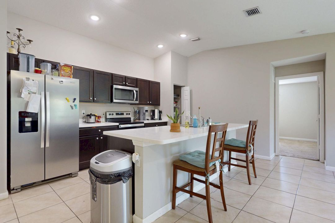 Под контрактом: $335,000 (4 спален, 2 ванн, 1821 Квадратных фут)