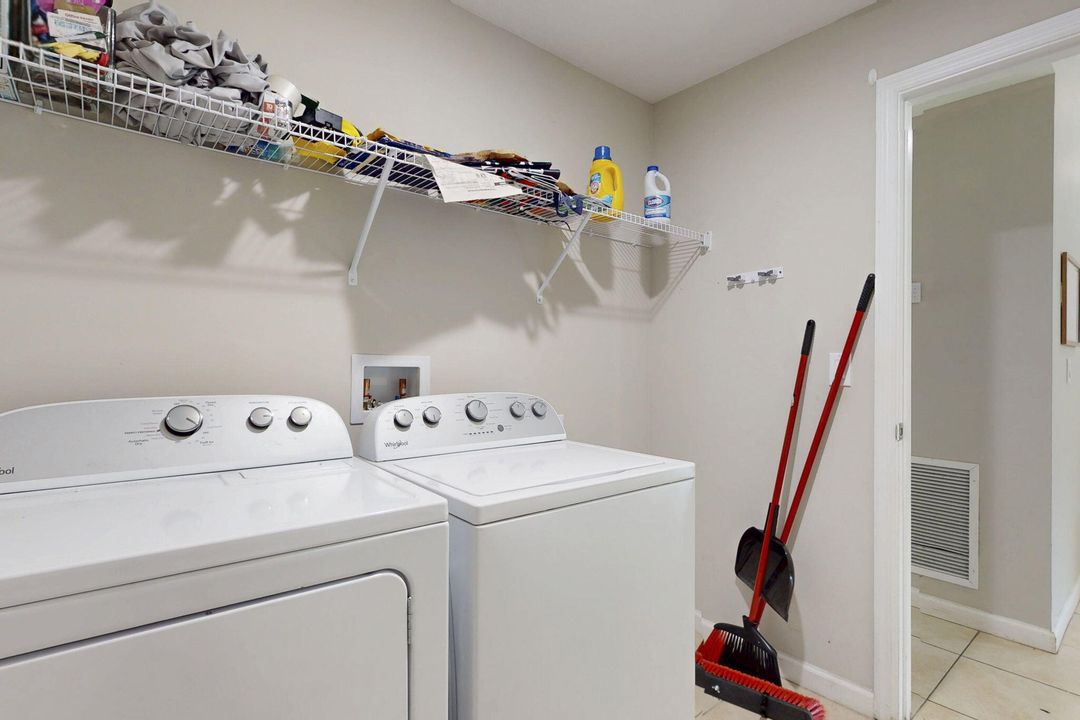 Под контрактом: $335,000 (4 спален, 2 ванн, 1821 Квадратных фут)