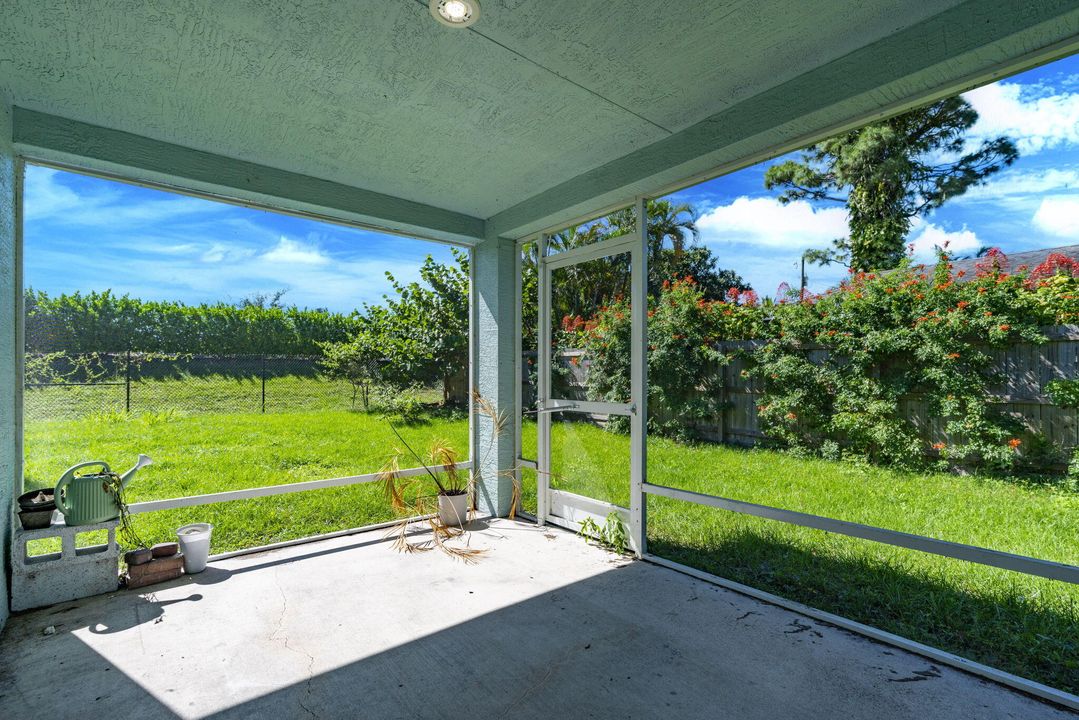 Под контрактом: $335,000 (4 спален, 2 ванн, 1821 Квадратных фут)