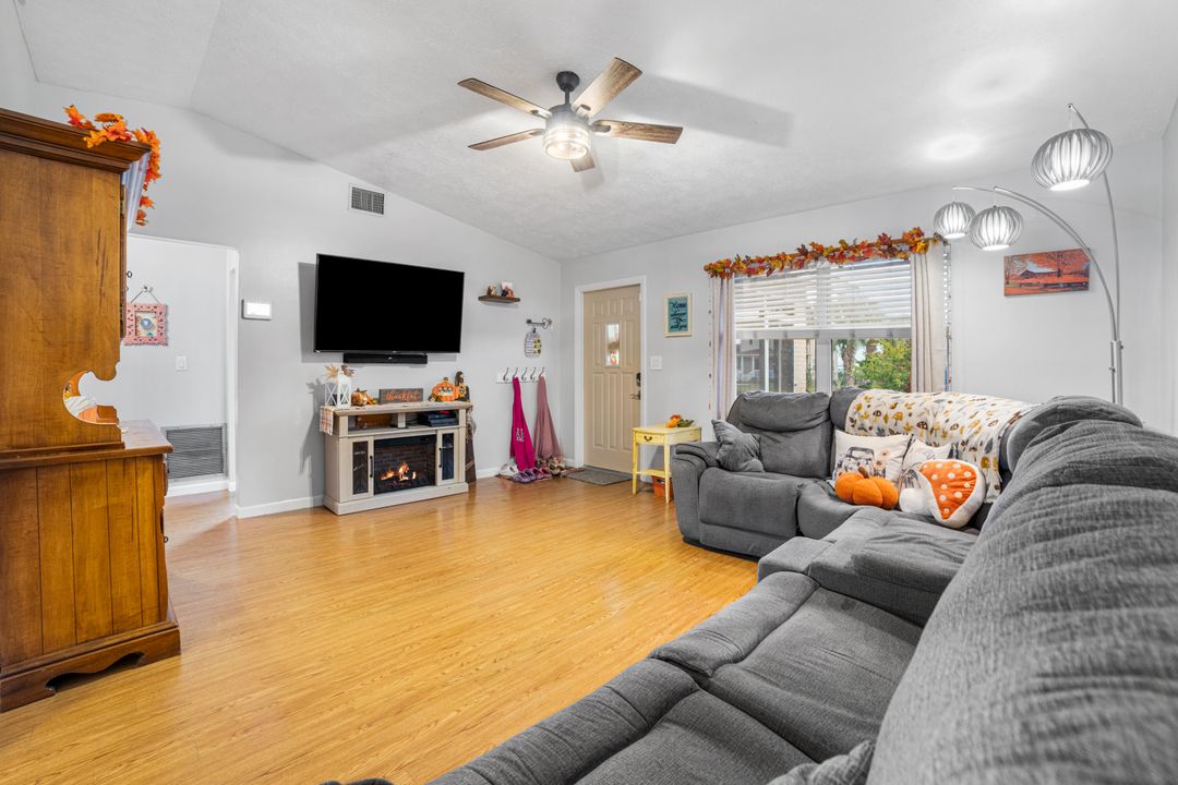 Active With Contract: $345,000 (3 beds, 2 baths, 1490 Square Feet)