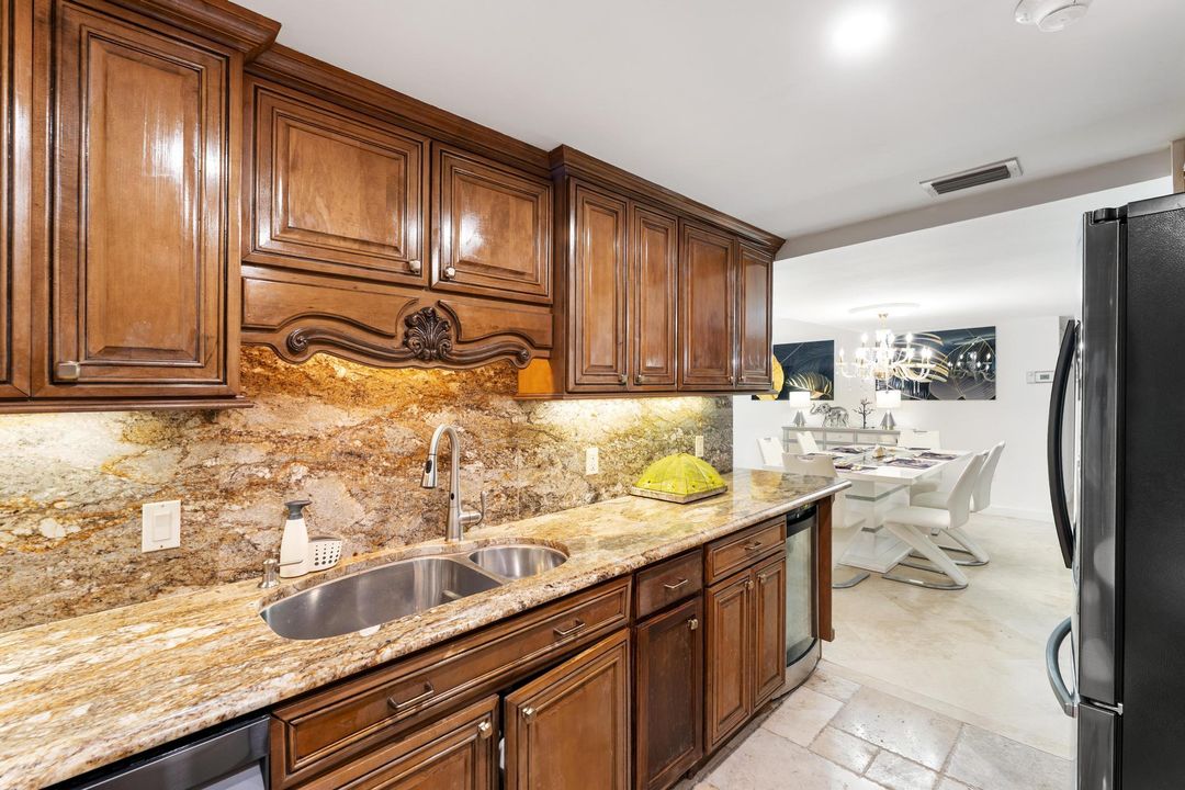 For Sale: $359,900 (2 beds, 2 baths, 1170 Square Feet)