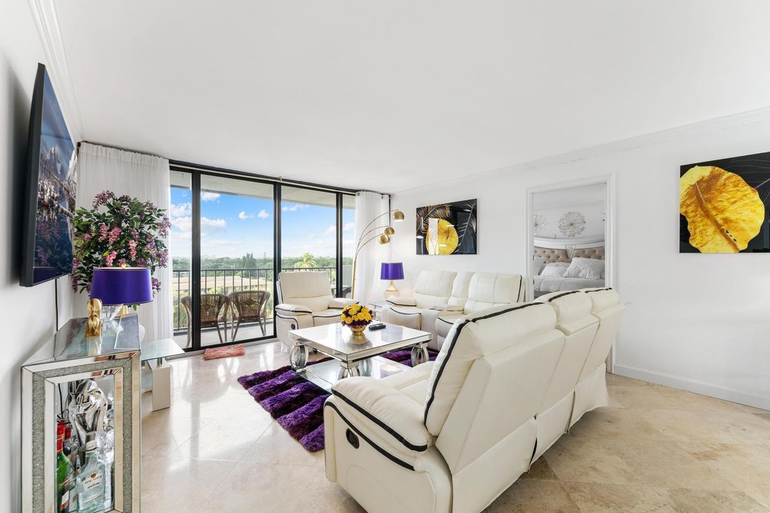 For Sale: $359,900 (2 beds, 2 baths, 1170 Square Feet)