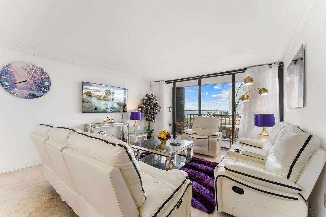 For Sale: $359,900 (2 beds, 2 baths, 1170 Square Feet)