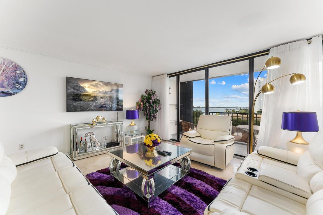 For Sale: $359,900 (2 beds, 2 baths, 1170 Square Feet)