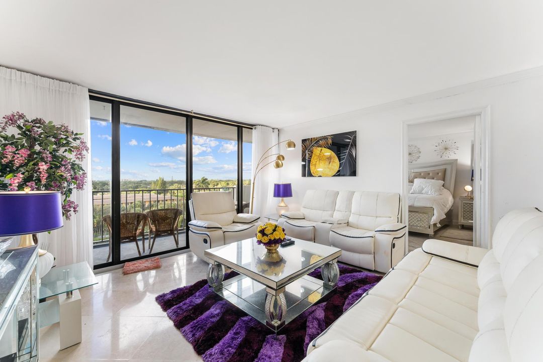 For Sale: $359,900 (2 beds, 2 baths, 1170 Square Feet)