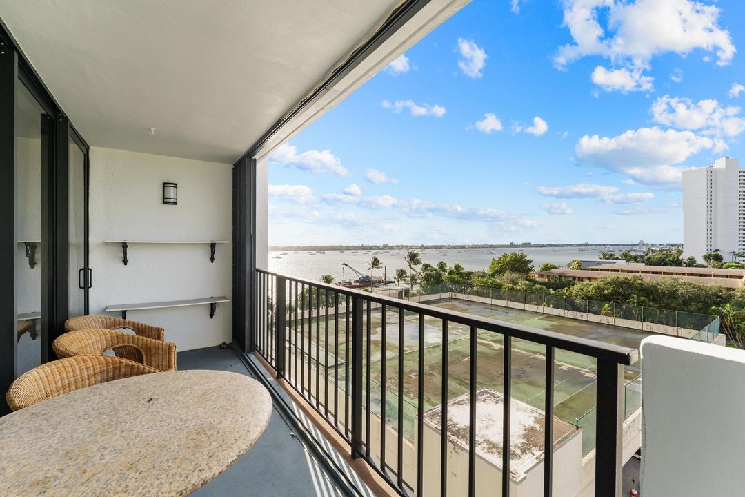 For Sale: $359,900 (2 beds, 2 baths, 1170 Square Feet)