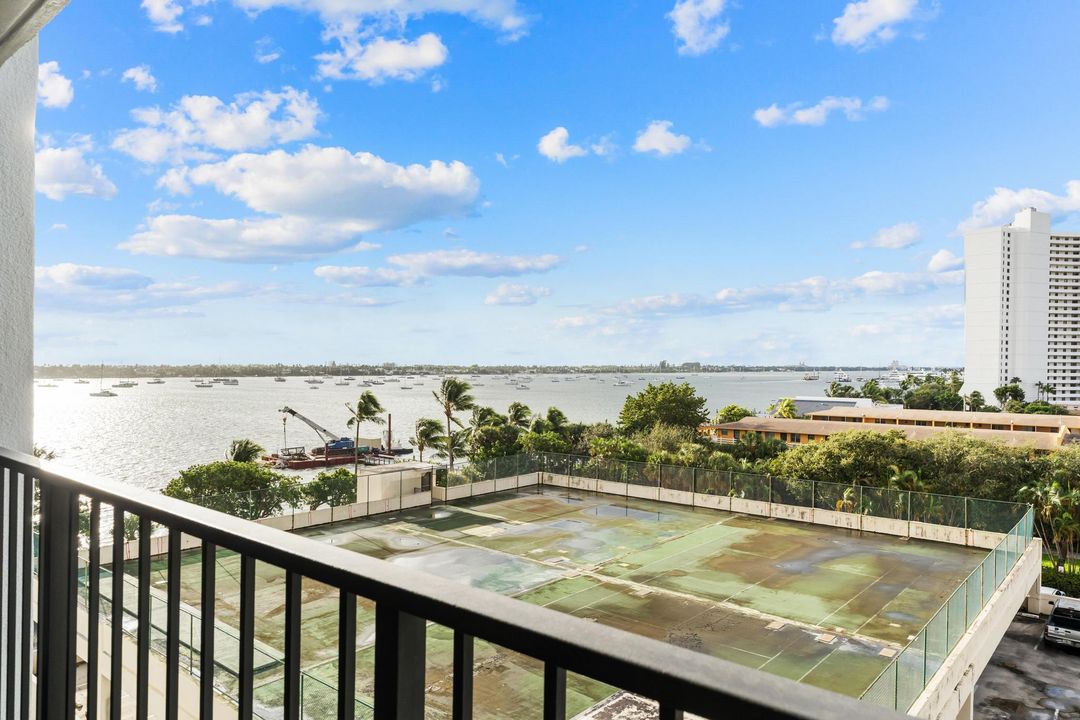 For Sale: $359,900 (2 beds, 2 baths, 1170 Square Feet)