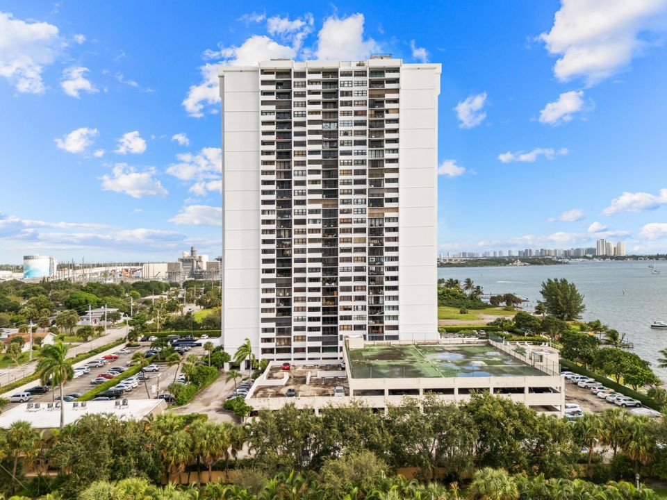 For Sale: $359,900 (2 beds, 2 baths, 1170 Square Feet)