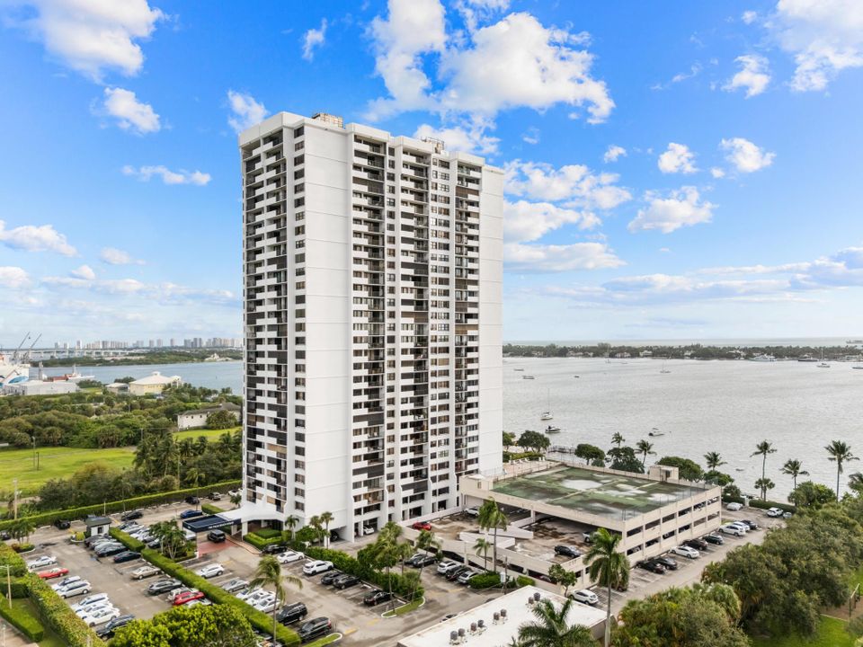 For Sale: $359,900 (2 beds, 2 baths, 1170 Square Feet)