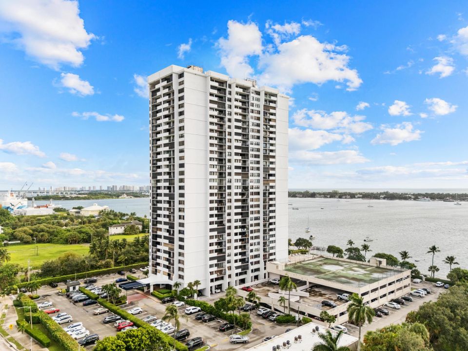 For Sale: $359,900 (2 beds, 2 baths, 1170 Square Feet)