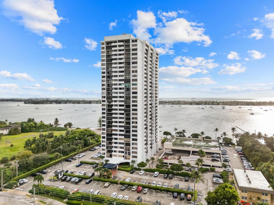 For Sale: $359,900 (2 beds, 2 baths, 1170 Square Feet)