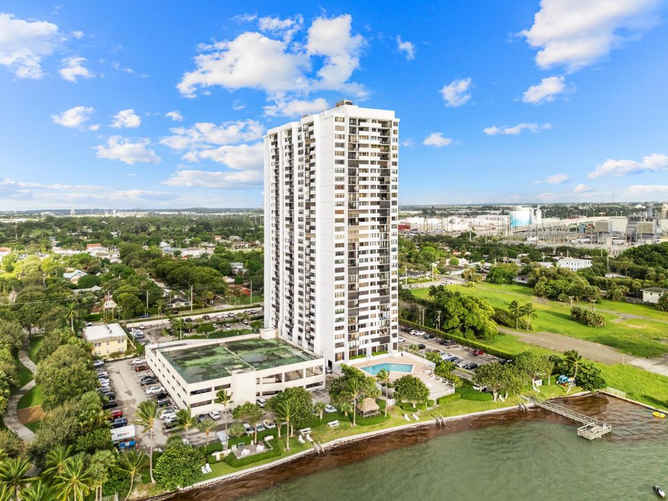 For Sale: $359,900 (2 beds, 2 baths, 1170 Square Feet)