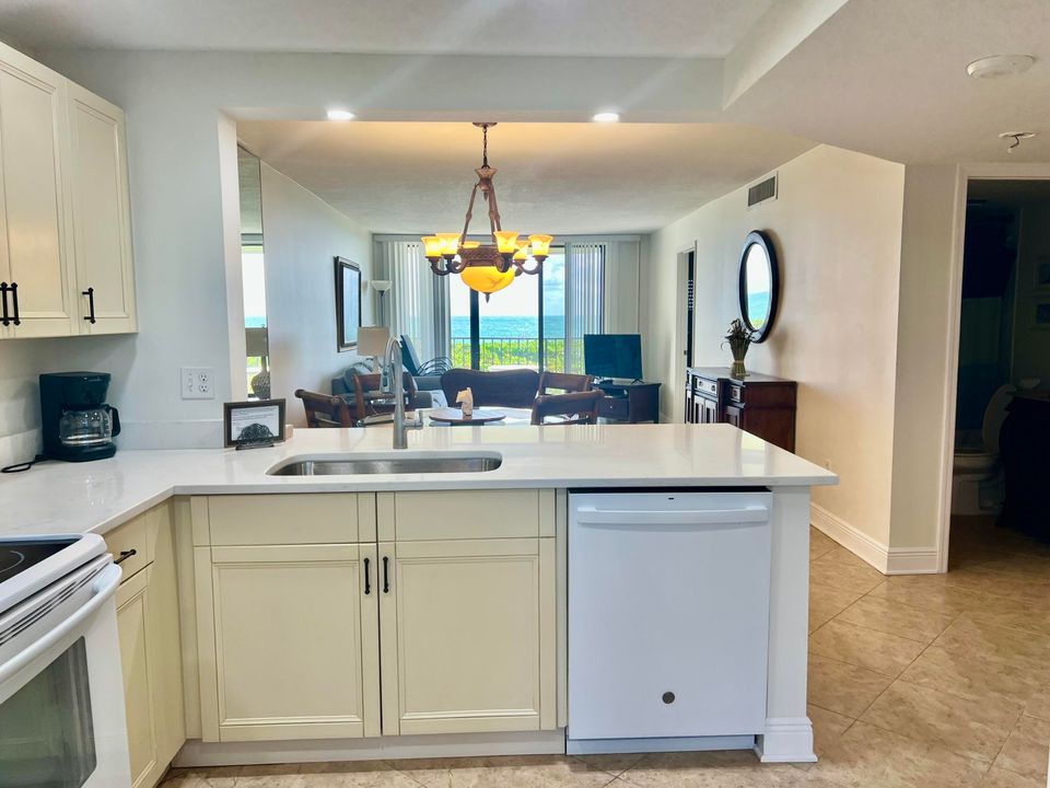 For Sale: $365,000 (2 beds, 2 baths, 1053 Square Feet)